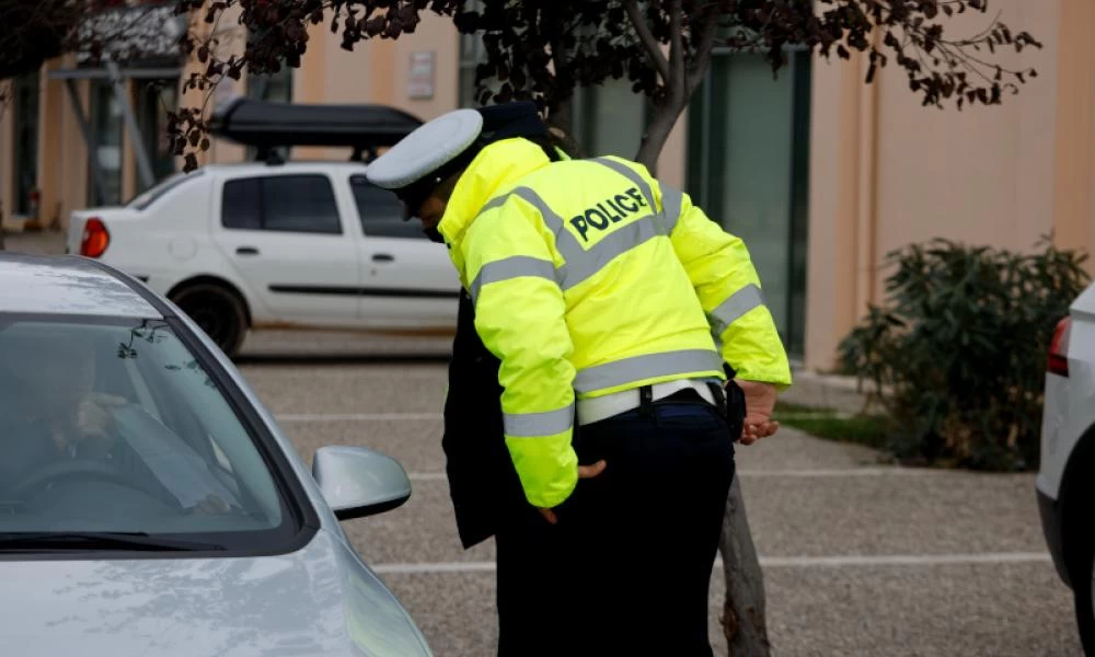 Άδειοι οι δρόμοι στην Ελευσίνα - Αυστηροί οι έλεγχοι από την αστυνομία